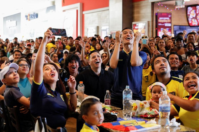 Niềm vui vỡ ào của các cổ động viên Đội tuyển Ecuador . (Nguồn: Reuters.) Người dân Ecuador đổ ra đường ăn mừng chiến thắng lịch sử ảnh 1