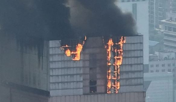 Trung Quốc điều tra vụ hỏa hoạn tại tòa chung cư ở Tân Cương ảnh 1