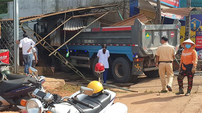 Bình Phước: Xe ben tự trôi dốc, lao thẳng vào hai cửa hàng bên đường ảnh 1
