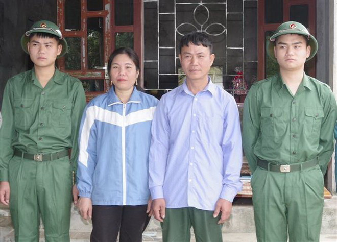 Hòa Bình: Hai anh em sinh đôi tình nguyện viết đơn nhập ngũ ảnh 2