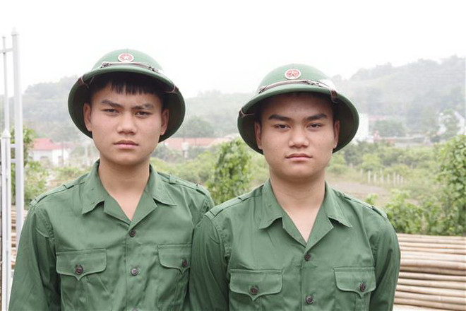 Hòa Bình: Hai anh em sinh đôi tình nguyện viết đơn nhập ngũ ảnh 1