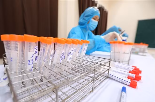 Xét nghiệm SARS-CoV-2 cho người chấp hành xong án phạt tù ở Chí Linh ảnh 1