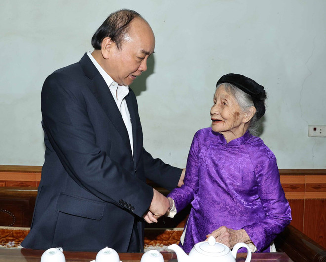 Thủ tướng Chính phủ Nguyễn Xuân Phúc thăm Mẹ Việt Nam Anh hùng Cao Thị Cơ ở tổ 8, phường Tân Quang, thành phố Tuyên Quang. (Ảnh: Thống Nhất/TTXVN) Thủ tướng: Tuyên Quang tận dụng lợi thế để phát triển ngành gỗ ảnh 2