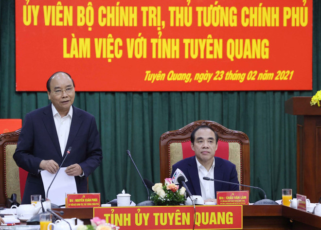 Thủ tướng Nguyễn Xuân Phúc phát biểu chỉ đạo tại buổi làm việc với lãnh đạo chủ chốt tỉnh Tuyên Quang. (Ảnh: Thống Nhất/TTXVN) Thủ tướng: Tuyên Quang tận dụng lợi thế để phát triển ngành gỗ ảnh 1