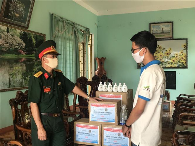 Lê Văn Phúc (áo trắng) đã trao hàng nghìn chai nước rửa tay, hàng chục nghìn chiếc khẩu trang dành để hỗ trợ cho tuyến đầu phòng, chống dịch COVID-19 tại tỉnh Gia Lai. (Ảnh: TTXVN phát) Chàng sinh viên năm nhất và chiến dịch 'Anh hùng diệt khuẩn' ảnh 3