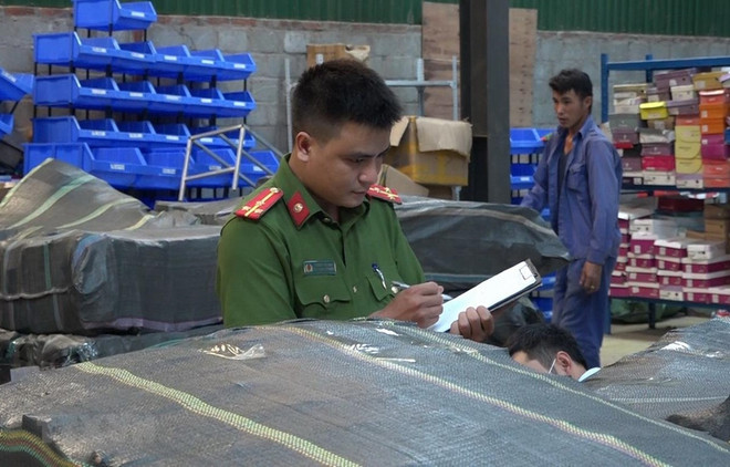 Lực lượng chức năng tiến hành kiểm đếm số hàng không rõ nguồn gốc xuất xứ. (Ảnh: TTXVN phát) Hoạt động buôn lậu, gian lận thương mại trên mạng diễn biến phức tạp ảnh 1