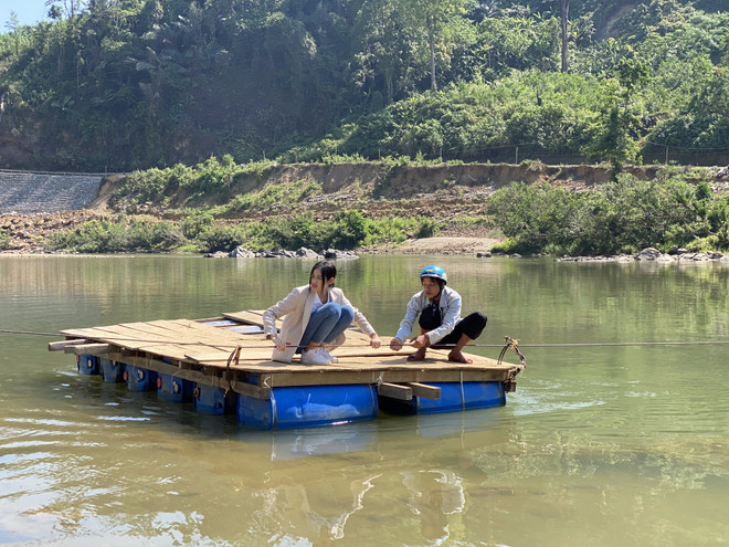 Hoa hậu khảo sát tại Nóc Tăk Rối, xã Trà Tập và cho biết nơi đây không có cầu qua suối, người dân muốn di chuyển phải đi bằng bè phao kéo bằng sức người. (Ảnh: CTV/Vietnam+) Hoa hậu Đỗ Thị Hà khởi động dự án nhân ái cuộc thi Miss World 2021 ảnh 2