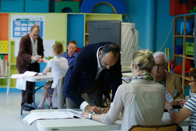 Thủ tướng Pháp Edouard Philippe bỏ phiếu tại một địa điểm bầu cử ở Le Havre, miền Bắc nước Pháp ngày 11/6. (Nguồn: AFP/TTXVN) Thủ tướng Pháp kêu gọi cử tri đi bỏ phiếu bầu cử Hạ viện vòng hai ảnh 1