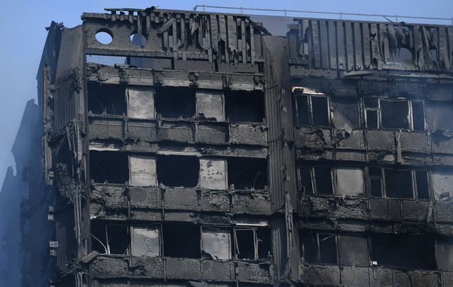 Tòa nhà Grenfell Tower bị phá hủy sau vụ hỏa hoạn ngày 14/6. (Nguồn: EPA/TTXVN) Thủ tướng Anh sẽ gặp những người sống sót sau vụ cháy chung cư ảnh 1