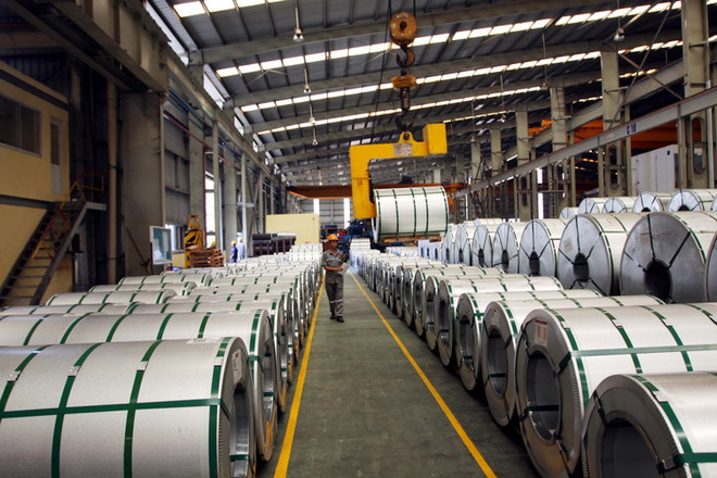 Vận chuyển tôn thành phẩm trong kho để chuẩn bị xuất khẩu cung cấp ra thị trường tại chi nhánh của Nhà máy Tôn Hoa Sen-Phú Mỹ, tỉnh Bà Rịa Vũng Tàu. (Ảnh: Hoàng Hải/TTXVN) Doanh nghiệp tôn thép gặp khó khi xuất khẩu sang thị trường Indonesia ảnh 1