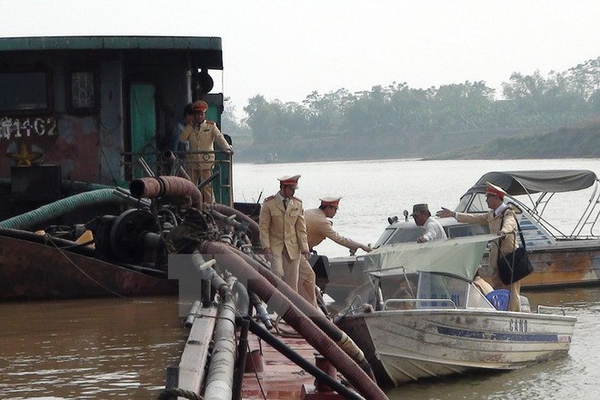 Tạm giữ 5 xà lan vận chuyển cát nhiễm mặn không rõ nguồn gốc ảnh 1