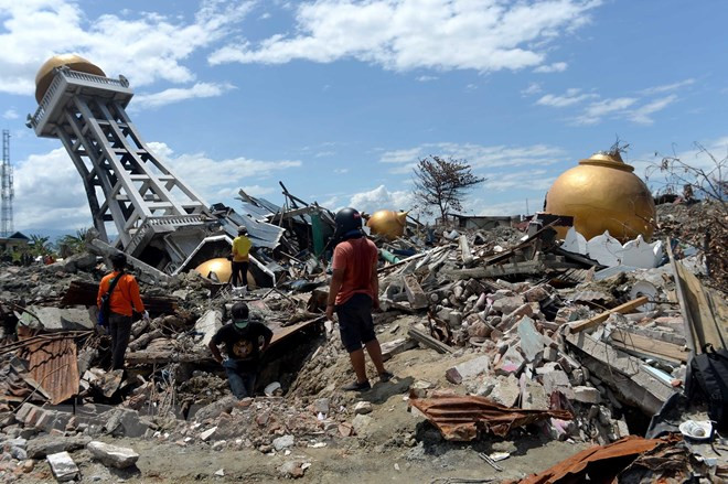 Nhân viên cứu hộ tìm kiếm nạn nhân sau trận động đất ở Palu, Indonesia. (Nguồn: THX/TTXVN) ASEAN tiếp tục hỗ trợ các nạn nhân động đất, sóng thần tại Indonesia ảnh 1