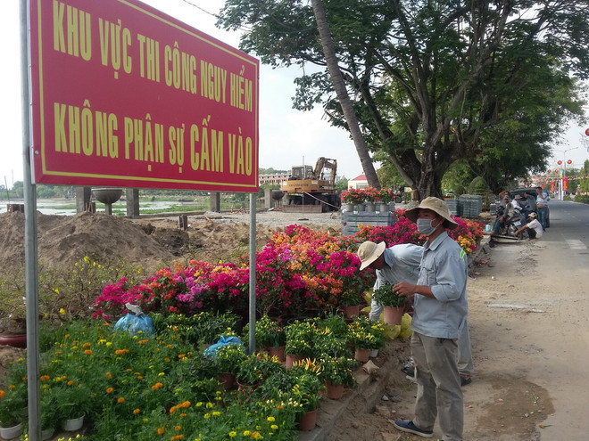 Tổ chức chợ hoa trên công trình đang thi công: Hiểm nguy rình rập ảnh 1