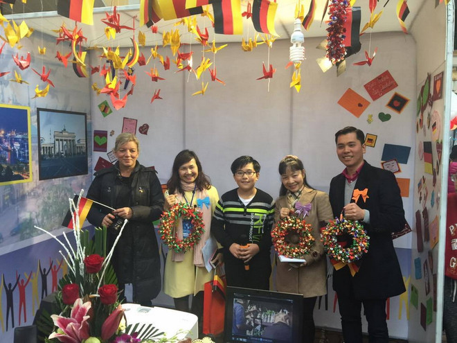 Trưng Vương Outlook 2016 gây quỹ quà Tết giúp học sinh nghèo ảnh 2