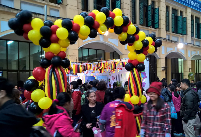 Trưng Vương Outlook 2016 gây quỹ quà Tết giúp học sinh nghèo ảnh 1