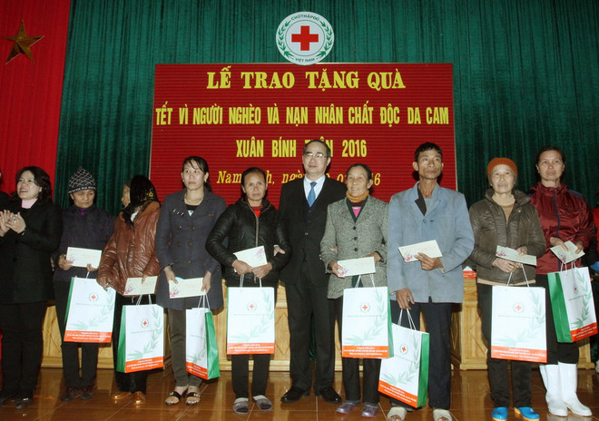 Tặng quà Tết các gia đình chính sách, nạn nhân chất độc da cam ảnh 1