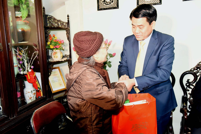 Tặng quà Tết các gia đình chính sách, nạn nhân chất độc da cam ảnh 2