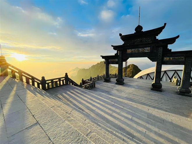 Nhiệt độ giảm xuống dưới 0 độ C, đỉnh Fansipan xuất hiện sương muối ảnh 1