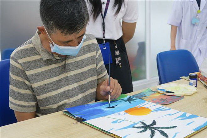 Lớp vẽ đặc biệt dành cho bệnh nhân hồi phục chức năng sau đột quỵ ảnh 3