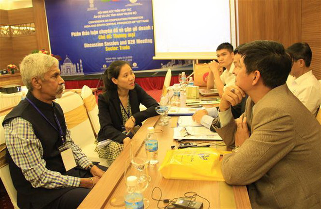 Các doanh nghiệp Ấn Độ trao đổi trực tiếp các nội dung xúc tiến thương mại với các doanh nghiệp các tỉnh Nam Trung Bộ. (Ảnh: Phan Sáu/TTXVN) Đẩy mạnh xuất nhập khẩu giữa các tỉnh Nam Trung Bộ và Ấn Độ ảnh 1