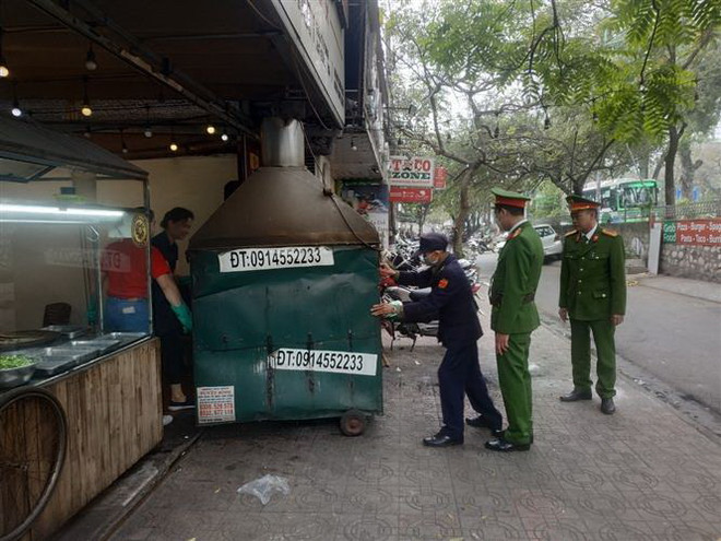 Hà Nội ra quân xử lý vi phạm, giành lại vỉa hè cho người đi bộ ảnh 2