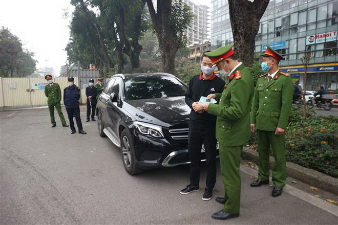 Hà Nội ra quân xử lý vi phạm, giành lại vỉa hè cho người đi bộ ảnh 1