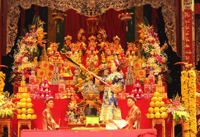 Các vị đại sứ ấn tượng với nghi lễ chầu văn-hầu đồng của Việt Nam ảnh 1