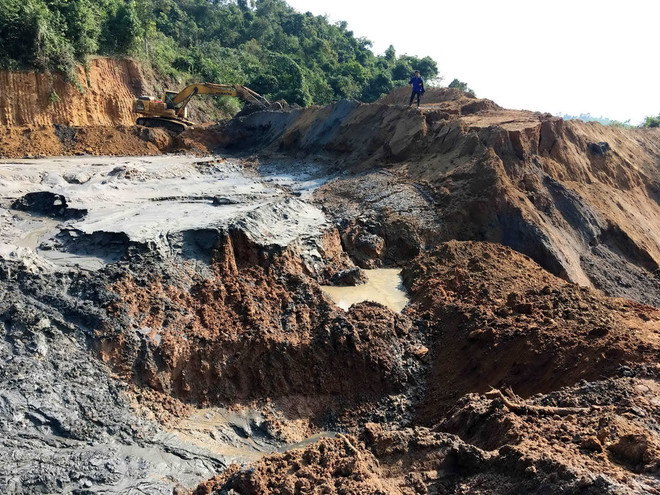 Bùn thải tràn ra ngoài sau sự cố vỡ đập khiến cá chết hàng loạt ảnh 2