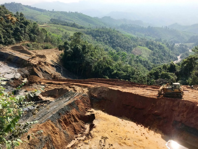 Bùn thải tràn ra ngoài sau sự cố vỡ đập khiến cá chết hàng loạt ảnh 1