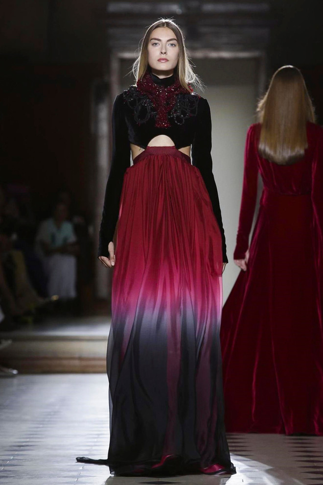 Kha Mỹ Vân tự tin mở màn show diễn của nhà thiết kế Julien Fournie ảnh 20