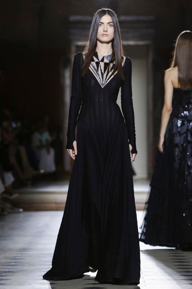 Kha Mỹ Vân tự tin mở màn show diễn của nhà thiết kế Julien Fournie ảnh 16