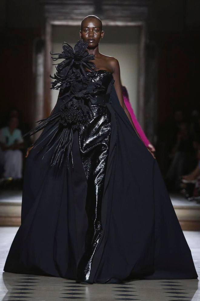 Kha Mỹ Vân tự tin mở màn show diễn của nhà thiết kế Julien Fournie ảnh 21