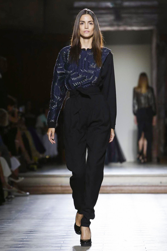 Kha Mỹ Vân tự tin mở màn show diễn của nhà thiết kế Julien Fournie ảnh 14