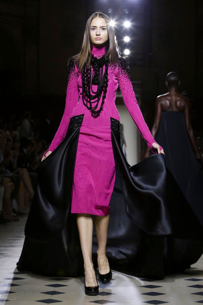 Kha Mỹ Vân tự tin mở màn show diễn của nhà thiết kế Julien Fournie ảnh 22