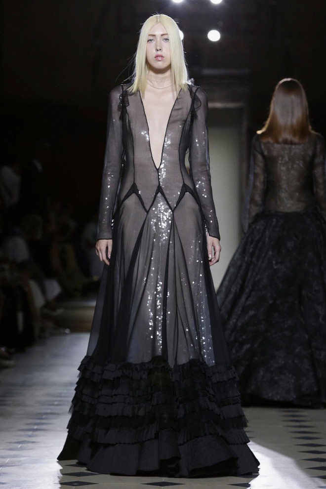 Kha Mỹ Vân tự tin mở màn show diễn của nhà thiết kế Julien Fournie ảnh 18