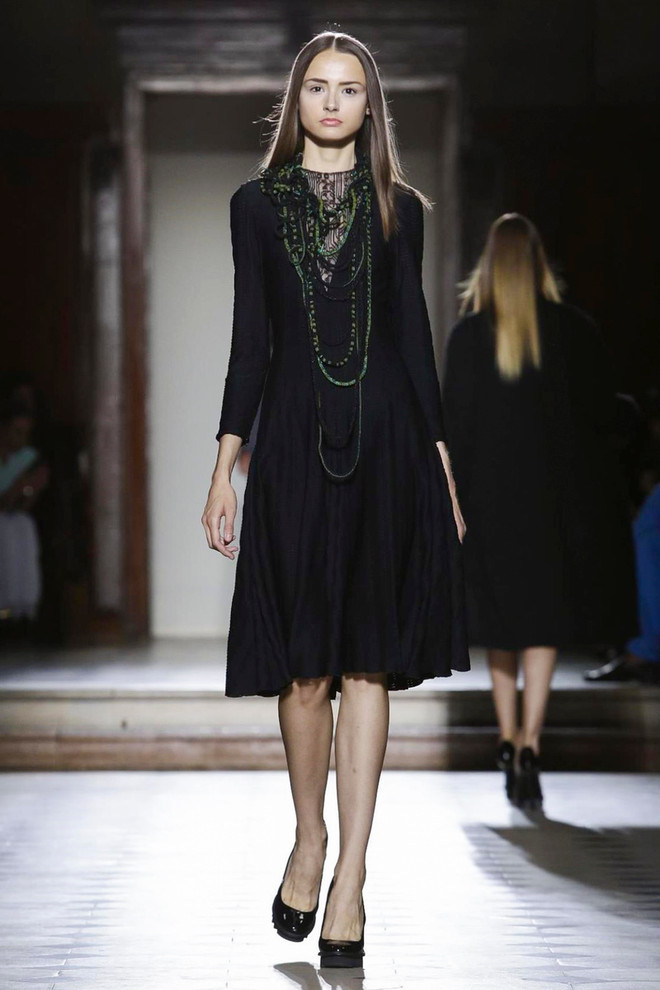 Kha Mỹ Vân tự tin mở màn show diễn của nhà thiết kế Julien Fournie ảnh 10