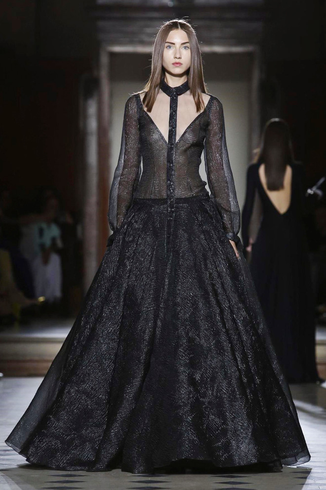 Kha Mỹ Vân tự tin mở màn show diễn của nhà thiết kế Julien Fournie ảnh 17