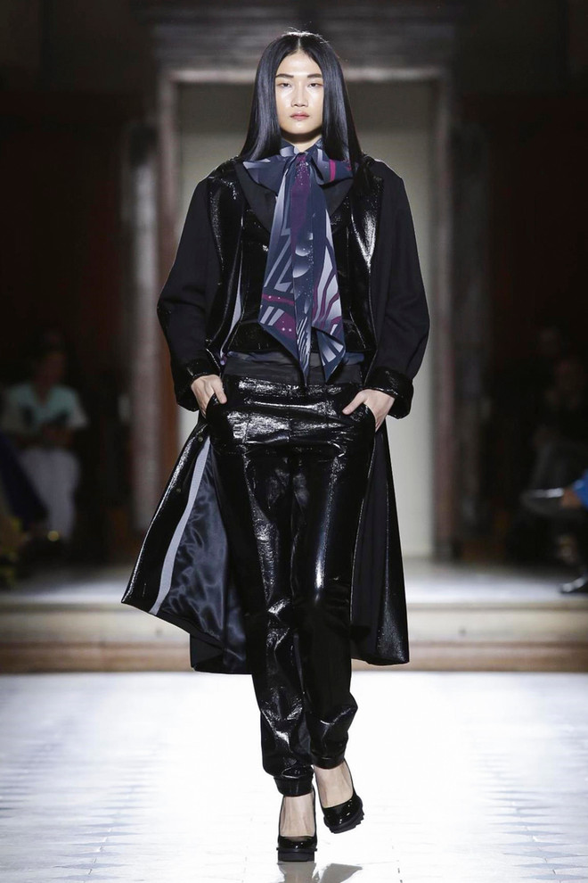 Kha Mỹ Vân tự tin mở màn show diễn của nhà thiết kế Julien Fournie ảnh 3