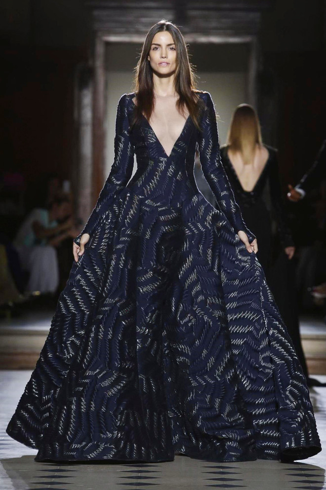 Kha Mỹ Vân tự tin mở màn show diễn của nhà thiết kế Julien Fournie ảnh 5