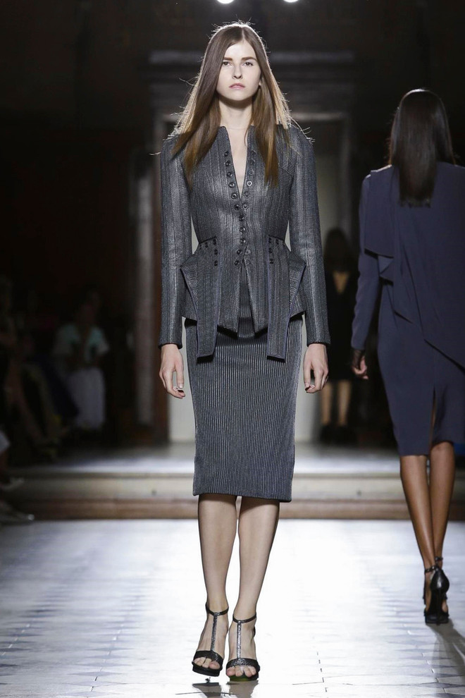 Kha Mỹ Vân tự tin mở màn show diễn của nhà thiết kế Julien Fournie ảnh 11