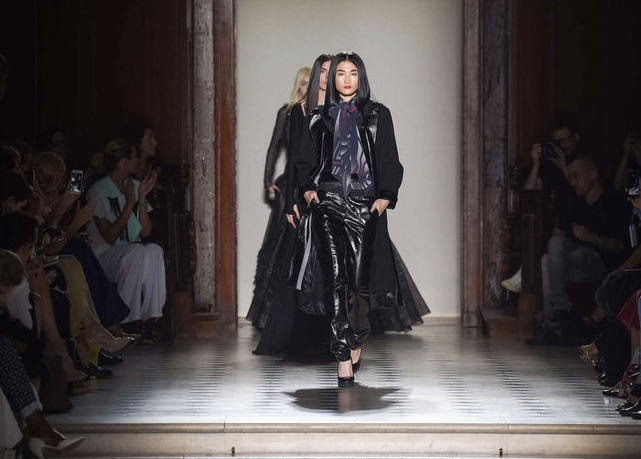 Kha Mỹ Vân tự tin mở màn show diễn của nhà thiết kế Julien Fournie ảnh 1