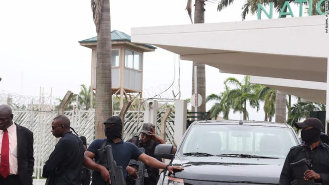 Phó Tổng thống Nigeria lên án hành vi bao vây trụ sở Quốc hội ảnh 1