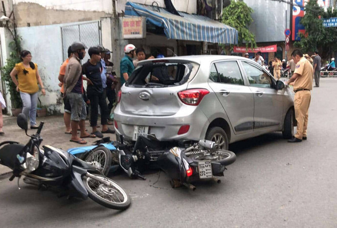 TP Hồ Chí Minh: Xe ôtô cuốn 3 xe máy vào gầm, 3 người nhập viện ảnh 1