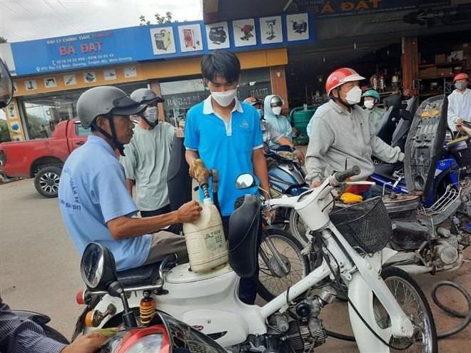 Bộ Công Thương lên tiếng về thông tin 'cấm mua xăng bằng can, chai' ảnh 1