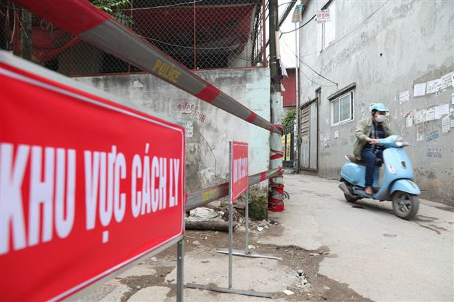 Một khu vực được cách ly ở Hà Nội. (Ảnh: Thành Đạt/TTXVN) Bệnh nhân thứ 51 đã từng đến Italy, Tây Ban Nha và Đan Mạch ảnh 1