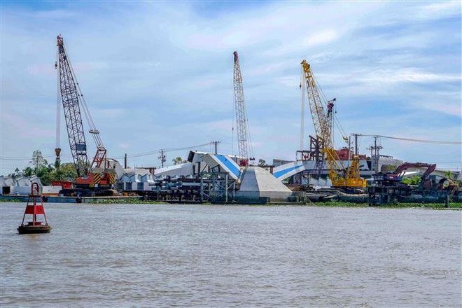 Hạn chế giao thông trên sông Cần Thơ để hợp long cầu Trần Hoàng Na ảnh 1
