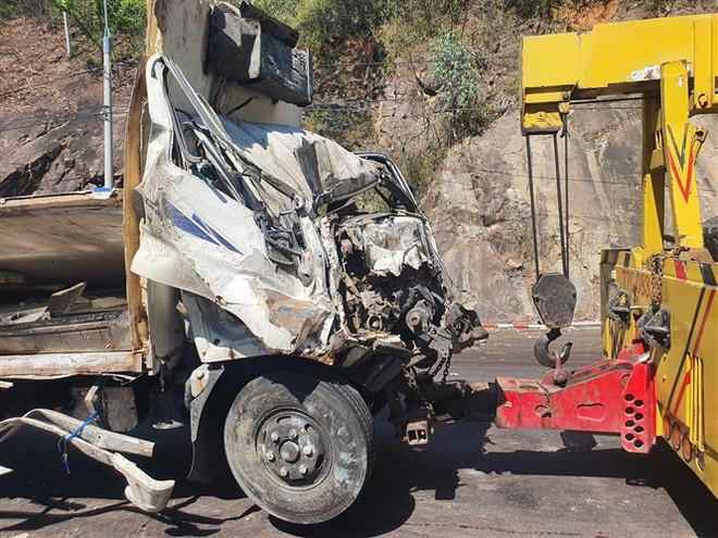 Bình Định: Xe chở cá đâm vào vách núi rồi lật úp, tài xế tử vong ảnh 1