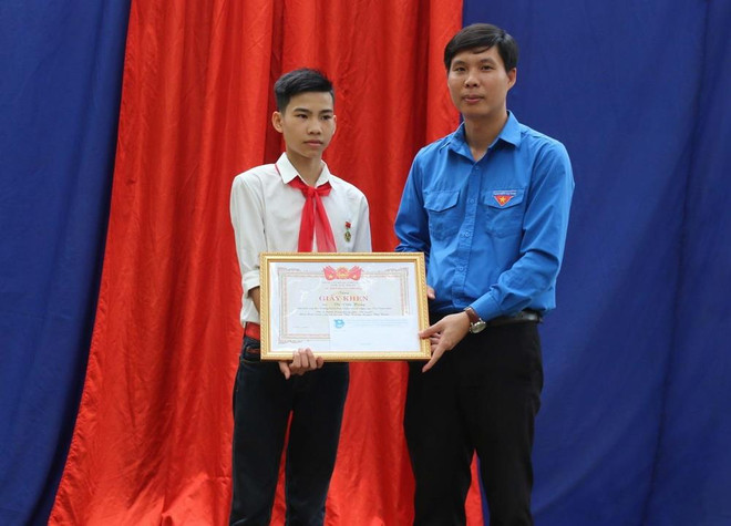Trao huy hiệu 'Tuổi trẻ dũng cảm' cho học sinh cứu ba bạn đuối nước ảnh 1
