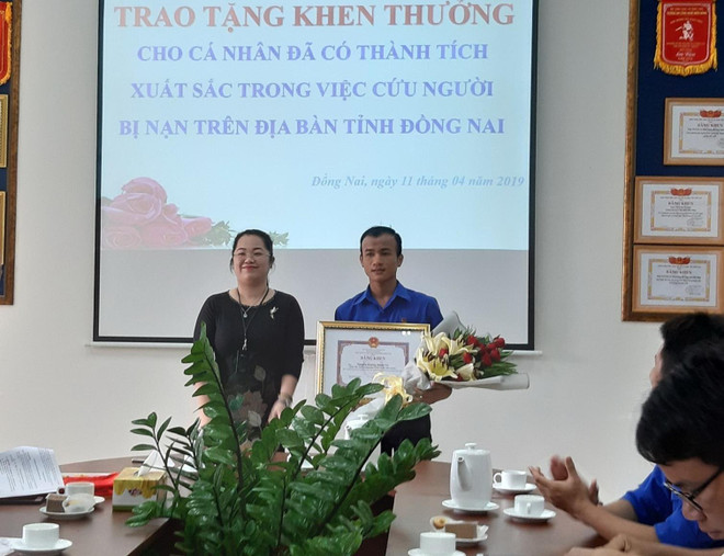 Khen thưởng đột xuất cho sinh viên cứu người bị tai nạn giao thông ảnh 1