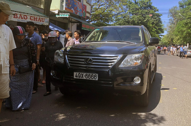 Chiếc xe gây tai nạn làm 2 người chết, nhiều người bị thương. (Ảnh: Nguyên Linh/TTXVN) Xe Lexus lao vào đám tang làm 2 người chết, nhiều người bị thương ảnh 1